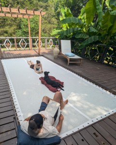 Technisches Gewebe LOFTNETS für eine Terrasse, die einen Entspannungsbereich schafft