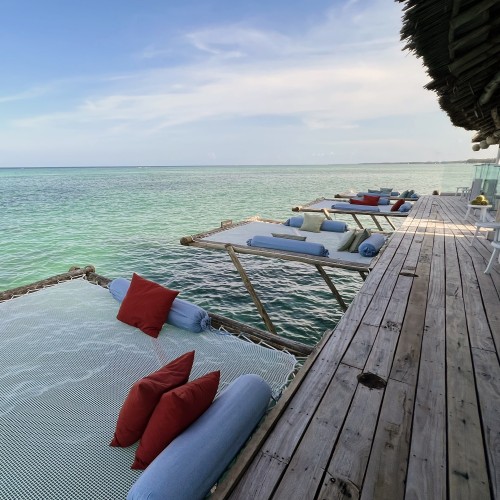 Loftnets auf der Terrasse eines Hotels in Sansibar