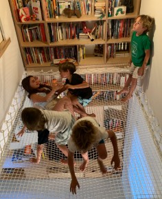 5 Kinder spielen auf einem Netz LOFTNETS