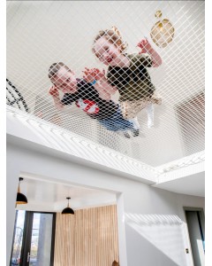 2 Kinder liegen auf einem Netz LOFTNETS