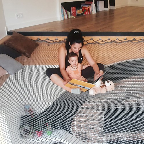 Graues geflochtenes Netz LOFTNETS mit Mama und Baby