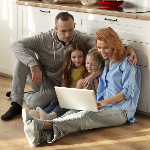 Familie bestellt online ein Wohnnetz LOFTNETS