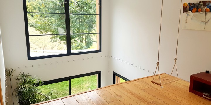 Zu füllende Lücke in Beton- und Holzwand für Wohnnetz LOFTNETS