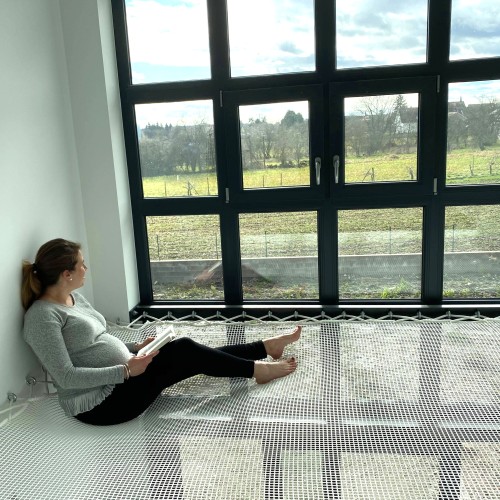 Struktur für ein Wohnnetz mit Stahlträger vor einem Fenster