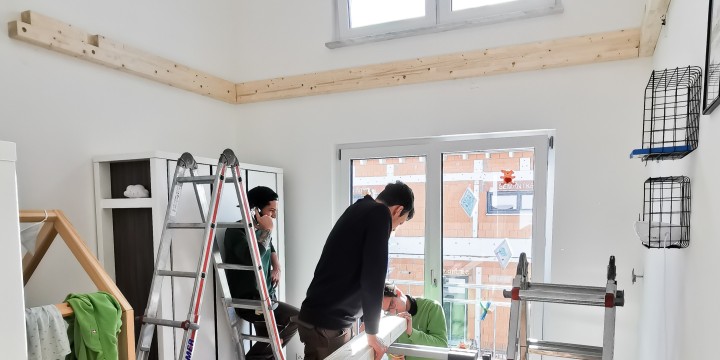 Installation einer Tragkonstruktion durch einen Handwerker-Installateur des LOFTNETS-Netzwerks