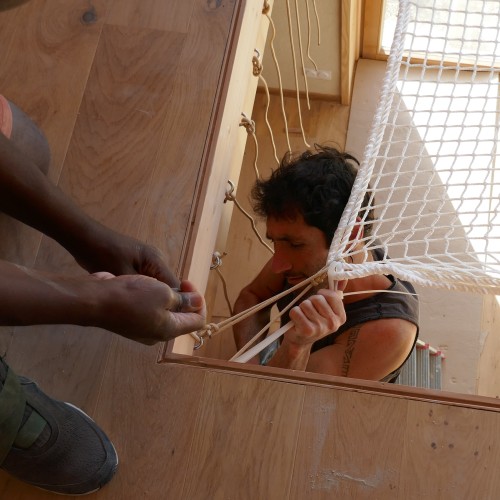 Installation eines Wohnnetzes auf einer Holzstruktur durch Handwerker des LOFTNETS-Netzwerks