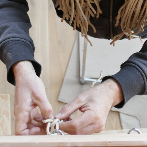 Installation eines Wohnnetzes auf einer Holzstruktur durch Handwerker des LOFTNETS-Netzwerks