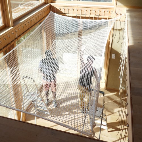Installation eines Wohnnetzes auf einer Holzstruktur durch Handwerker des LOFTNETS-Netzwerks