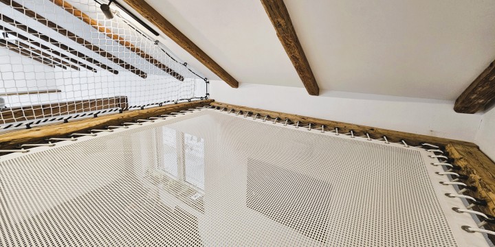 Maßgeschneiderte technische Leinwand LOFTNETS im Zwischengeschoss