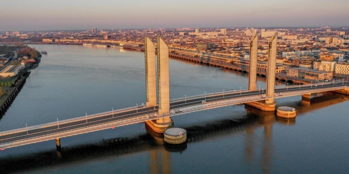 Die LOFTNETS-Büros und das Atelier befinden sich auf beiden Seiten der Chaban-Delmas-Brücke in Bordeaux.