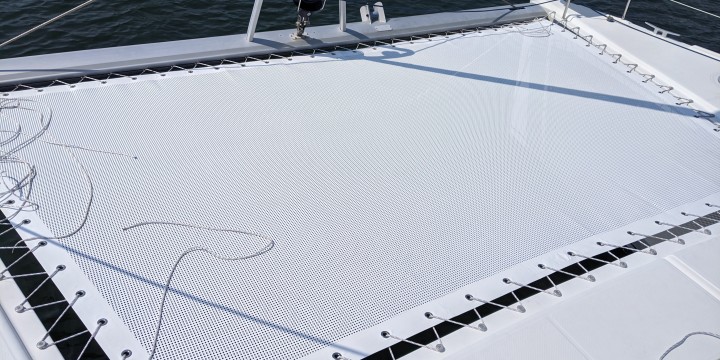 LOFTNETS technisches Segeltuch für Katamarane mit Ösenfinish