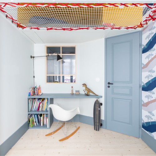 Netz mit rotem Tau in Jugendzimmer