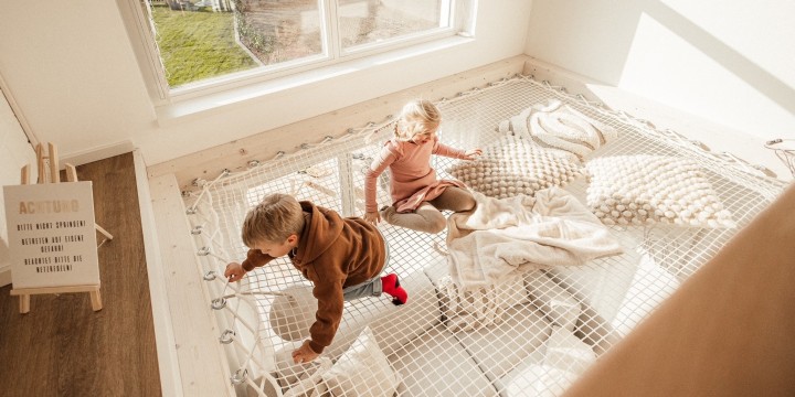 2 Kinder spielen auf einem Netz LOFTNETS