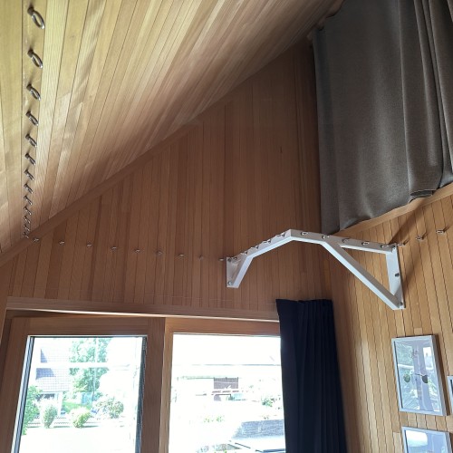 Holzstruktur mit Ausschnitt für Leiter