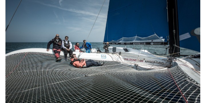 Crew auf dem Netz des Trimarans Multi 50 ARSEP
