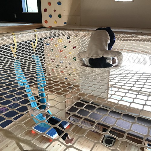 enfant jouant sur un filet d'habitation LOFTNETS Japan