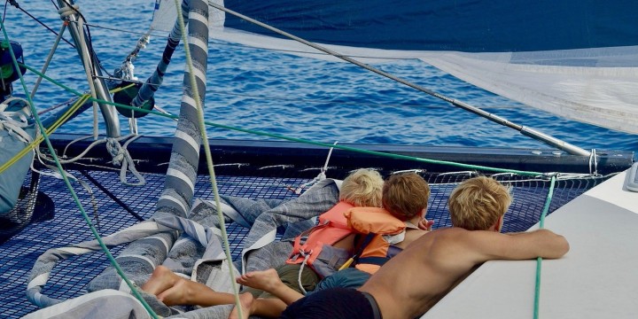 enfants sur le trampoline du catamaran de François Gabart