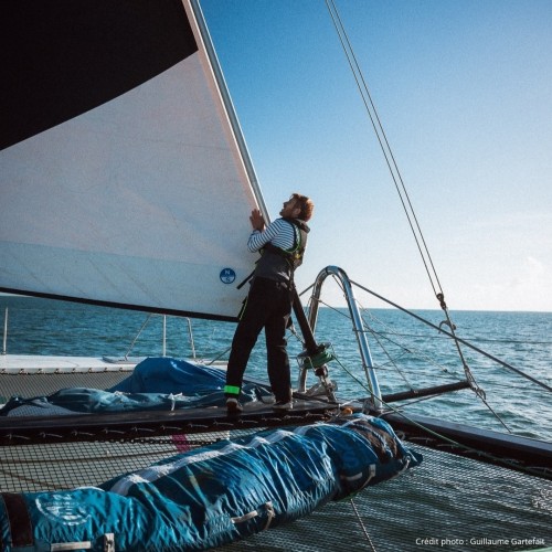 François Gabart sur son catamaran de croisière