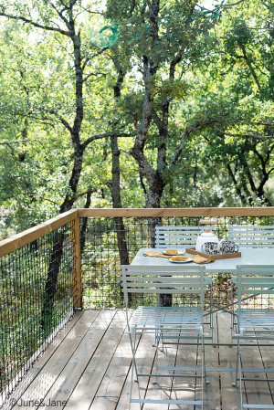 Filet en mailles nouées sur une terrasse en bois