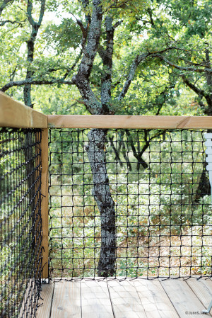 Knotted mesh railing