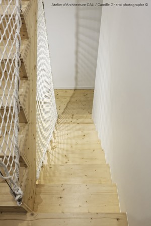 Stairwell with railing net