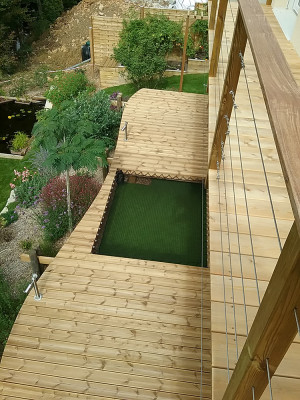 Idée originale sur une terrasse en bois : le filet de catamaran 