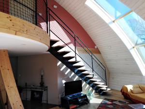  Staircase railing in knotted mesh