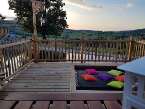 Un bain de soleil intégré à la terrasse 