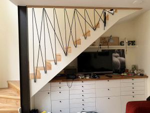 Use a vertical rope for a modern looking