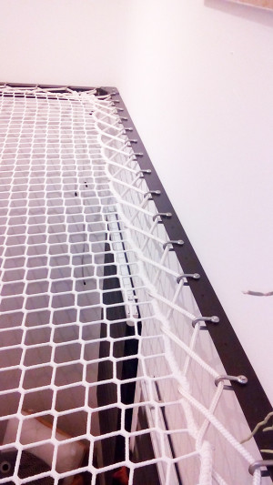 Steel structure and fastening of the suspended net by shackles