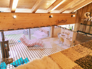  Wooden chalet equipped with a mezzanine net 