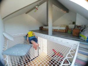 Optimize the space of a mezzanine room with a hanging net