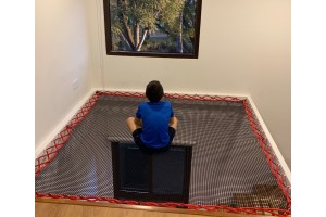 2 Filets sur mesure horizontaux LOFTNETS avec cordage de tension bleu et rouge dans une maison de vacances