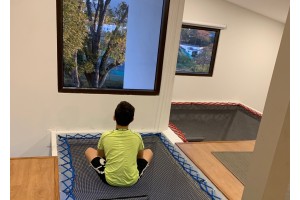 2 Filets sur mesure horizontaux LOFTNETS avec cordage de tension bleu et rouge dans une maison de vacances