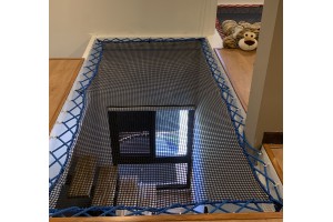 2 Filets sur mesure horizontaux LOFTNETS avec cordage de tension bleu et rouge dans une maison de vacances