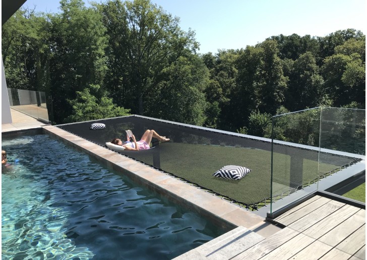 Grand filet bain de soleil LOFTNETS en bordure de piscine en surplomb du jardin
