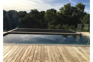 Grand filet bain de soleil LOFTNETS en bordure de piscine en surplomb du jardin