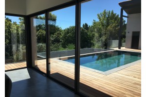 Grand filet bain de soleil LOFTNETS en bordure de piscine en surplomb du jardin
