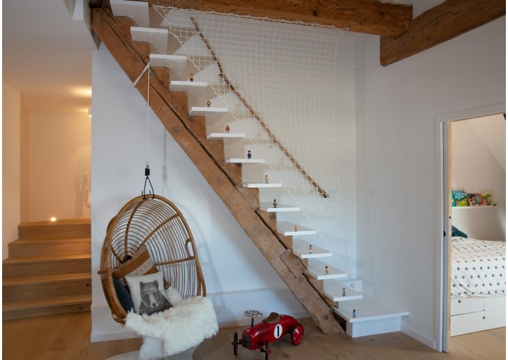 Filet triangulaire LOFTNETS en mailles nouées blanches, en garde-corps d’escalier