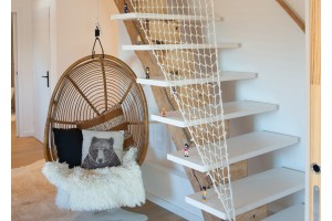 Filet triangulaire LOFTNETS en mailles nouées blanches, en garde-corps d’escalier