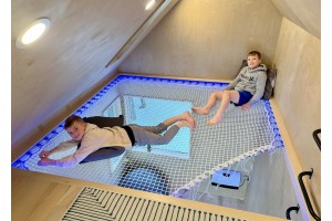 Filet mezzanine sur-mesure LOFTNETS avec découpe pour une échelle dans un tiny studio