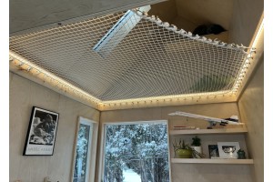 Filet mezzanine sur-mesure LOFTNETS avec découpe pour une échelle dans un tiny studio