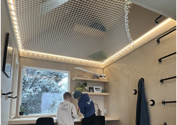 Filet mezzanine sur-mesure LOFTNETS avec découpe pour une échelle dans un tiny studio