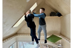 Filet mezzanine sur-mesure LOFTNETS avec découpe pour une échelle dans un tiny studio