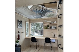 Filet mezzanine sur-mesure LOFTNETS avec découpe pour une échelle dans un tiny studio