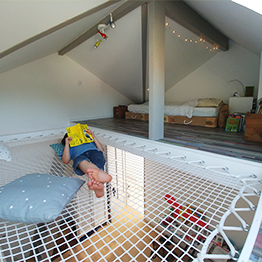 catamaran net in kid's bedroom