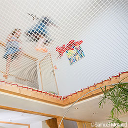 ein aufgehängtes Netz über einem modernen Wohnzimmer 