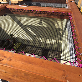 Renovierung eines Hauses mit einem aufgehängten maßgeschneiderten Netz 