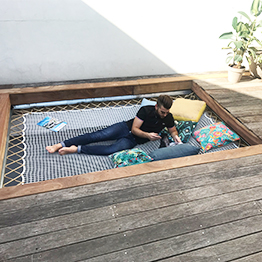 Agencement d 'une terrasse en bois avec un filet de catamaran