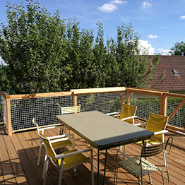 terrasse en bois avec barière en filet de catamaran